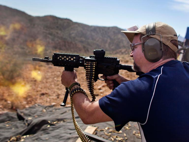 John Willer schießt mit einem Maschinengewehr auf dem Gelände des Big Sandy Machine Gun Shoot, außerhalb von Wikieup, Arizona, USA.