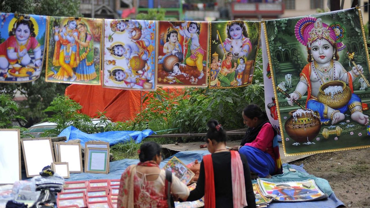 Poster und bedruckte Stoffe am Rande des Janmashtami Festes in Nepal