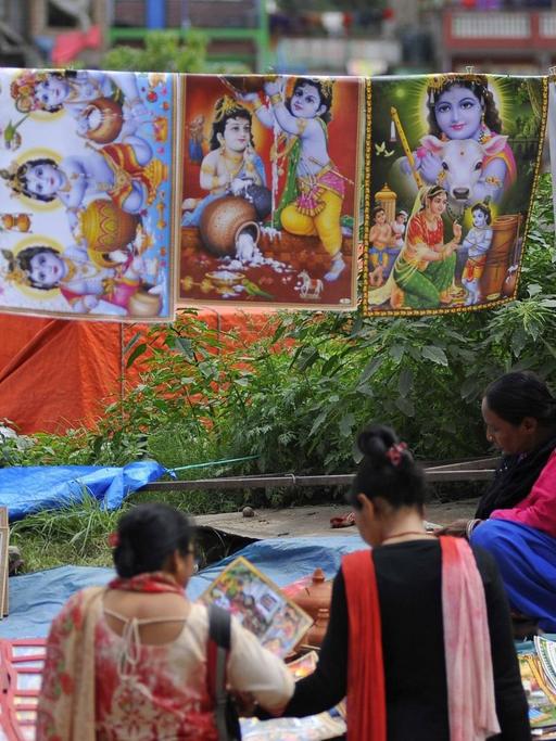 Poster und bedruckte Stoffe am Rande des Janmashtami Festes in Nepal