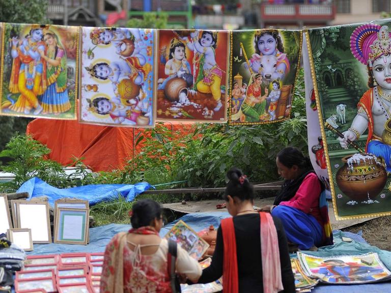 Poster und bedruckte Stoffe am Rande des Janmashtami Festes in Nepal