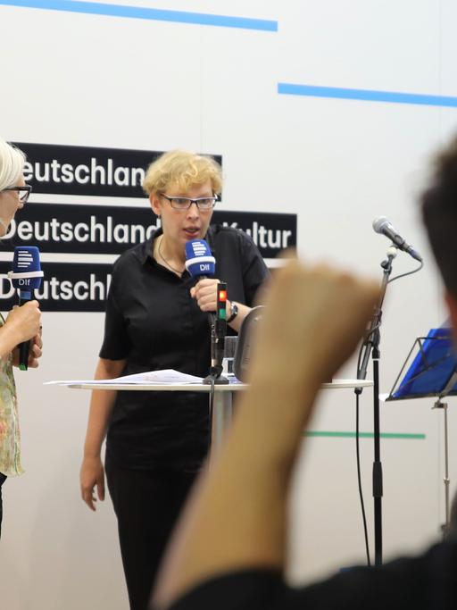 Manja Präkels im Gespräch mit Ute Wegmann auf der DLF-Buchmessenbühne