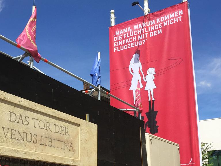 Das Zentrum für Politische Schönheit hat für die Aktion "Flüchtlinge Fressen" in der Mitte Berlins eine Arena errichtet.