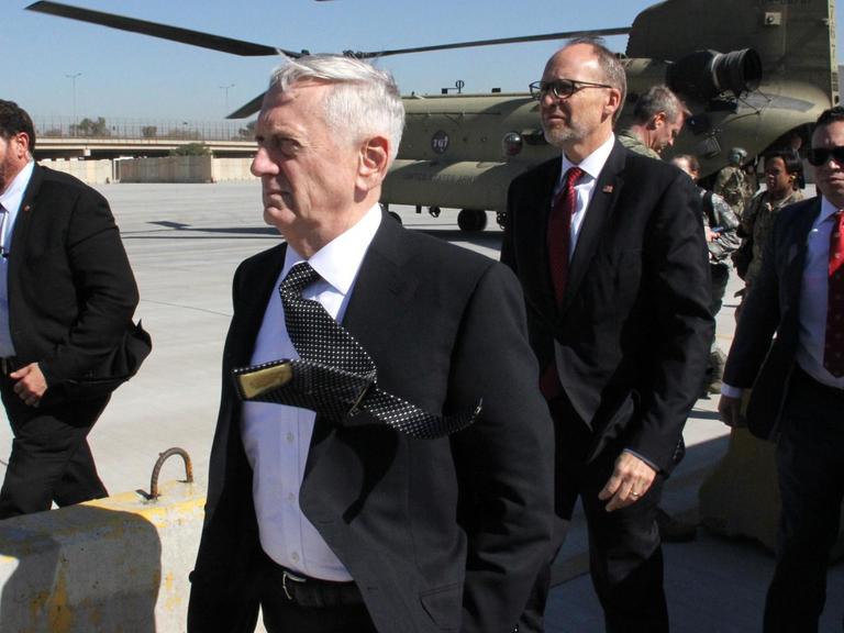 US-Verteidigungsminister James "Jim" Mattis nach seiner Ankunft in der irakischen Hauptstadt Bagdad.