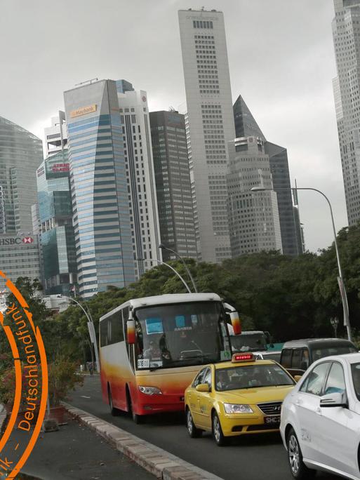 Autos fahren über eine mehrspurigen Straße in Singapur.
