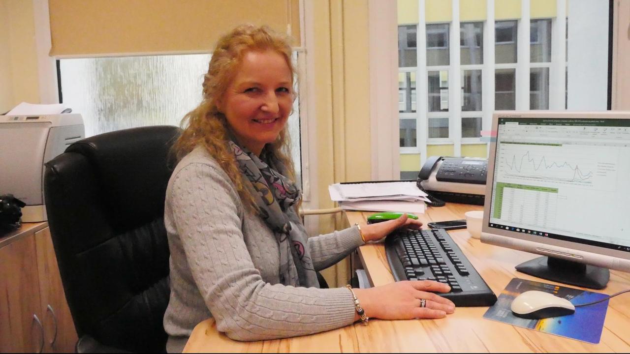  Ekonomistka Renata Orłowska siedzi przed komputerem