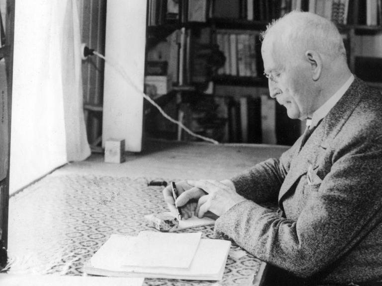 Der norwegische Dichter ("Hunger") und Nobelpreisträger Knut Hamsun (eigentlich Knud Pedersen) macht sich im Jahr 1939 Notizen. Er wurde am 4. August 1859 in Lom (Oppland) geboren und starb am 19. Februar 1952 in Norholm.
