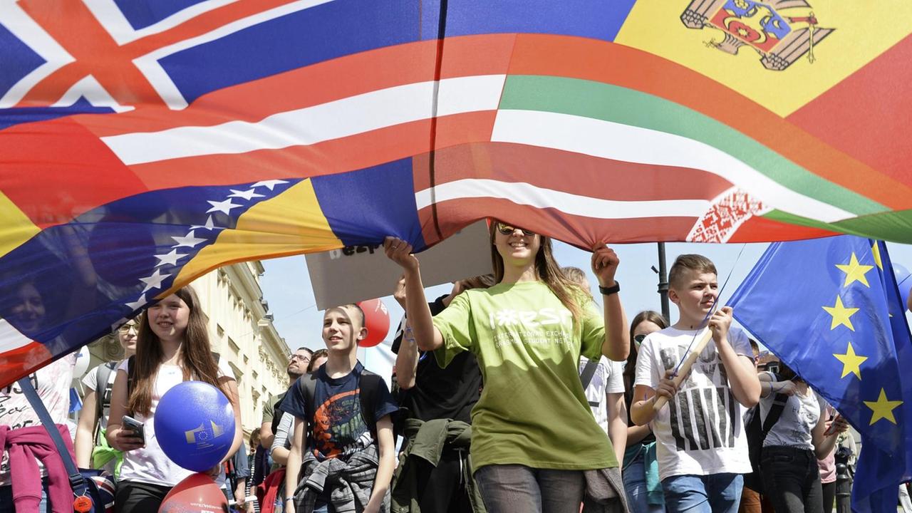 Tausende Menschen protestieren am 06.05.2017 in Warschau, um die Ideen der Europäischen Union zu vertreten.