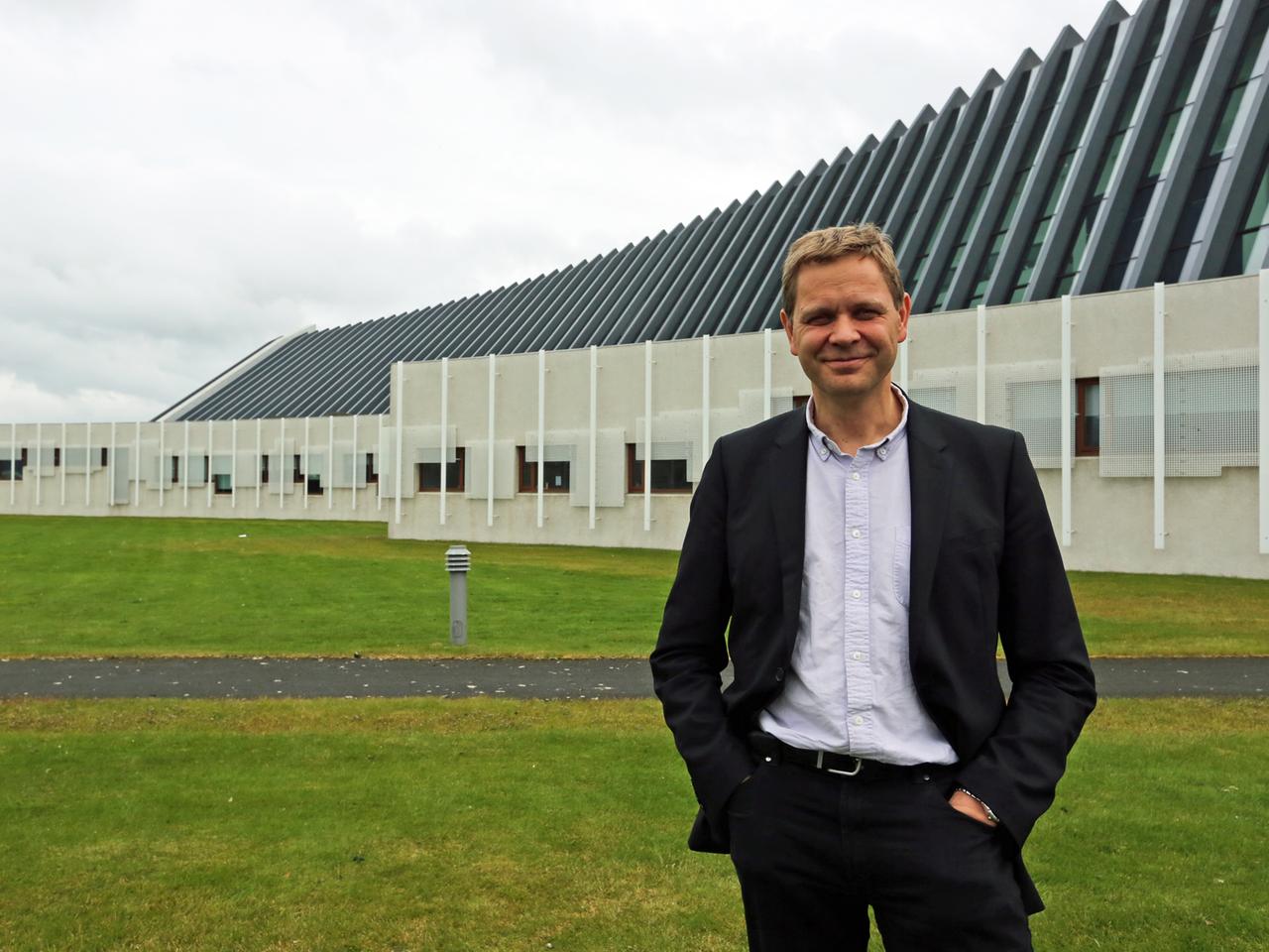 Geophysiker Prof. Magnús Tumi Guðmundsson vor dem Gebäude der Naturwissenschaften der Universität Island