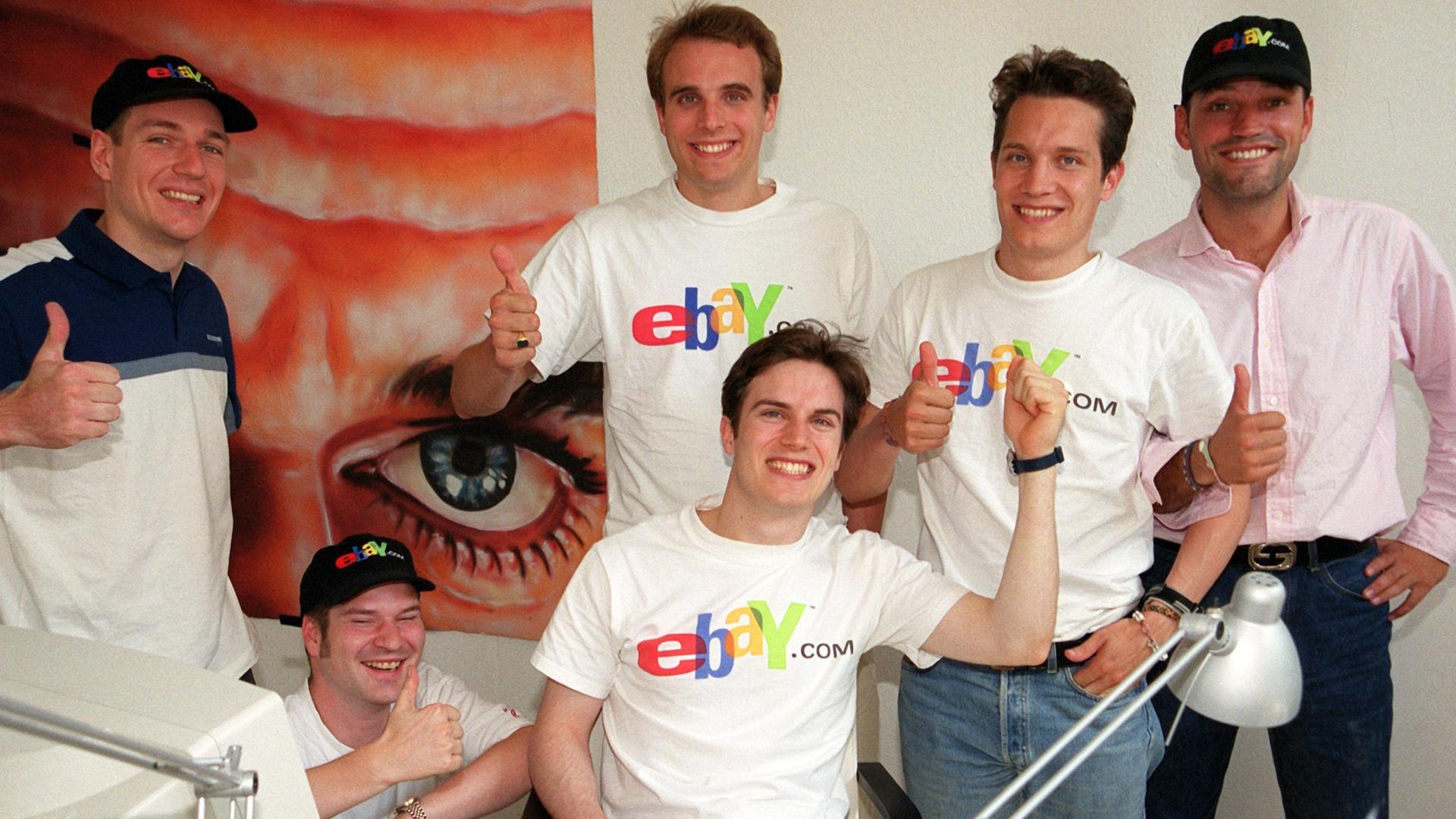 Oliver Samwer, Alexander Samwer und Marc Samwer (v. r.) tragen "ebay.com"-Shirts