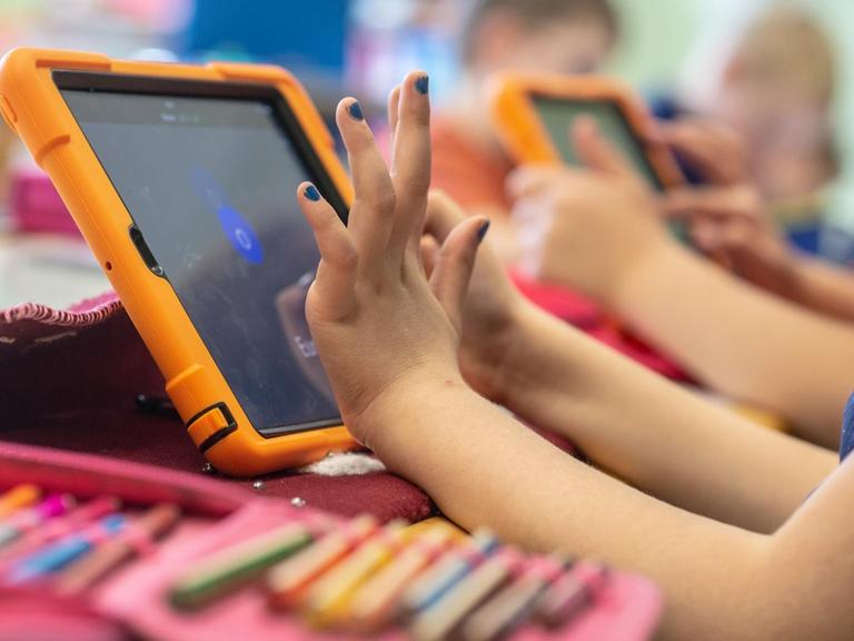 Grundschüler arbeiten in der Grundschule Offenstetten mit Tablets.