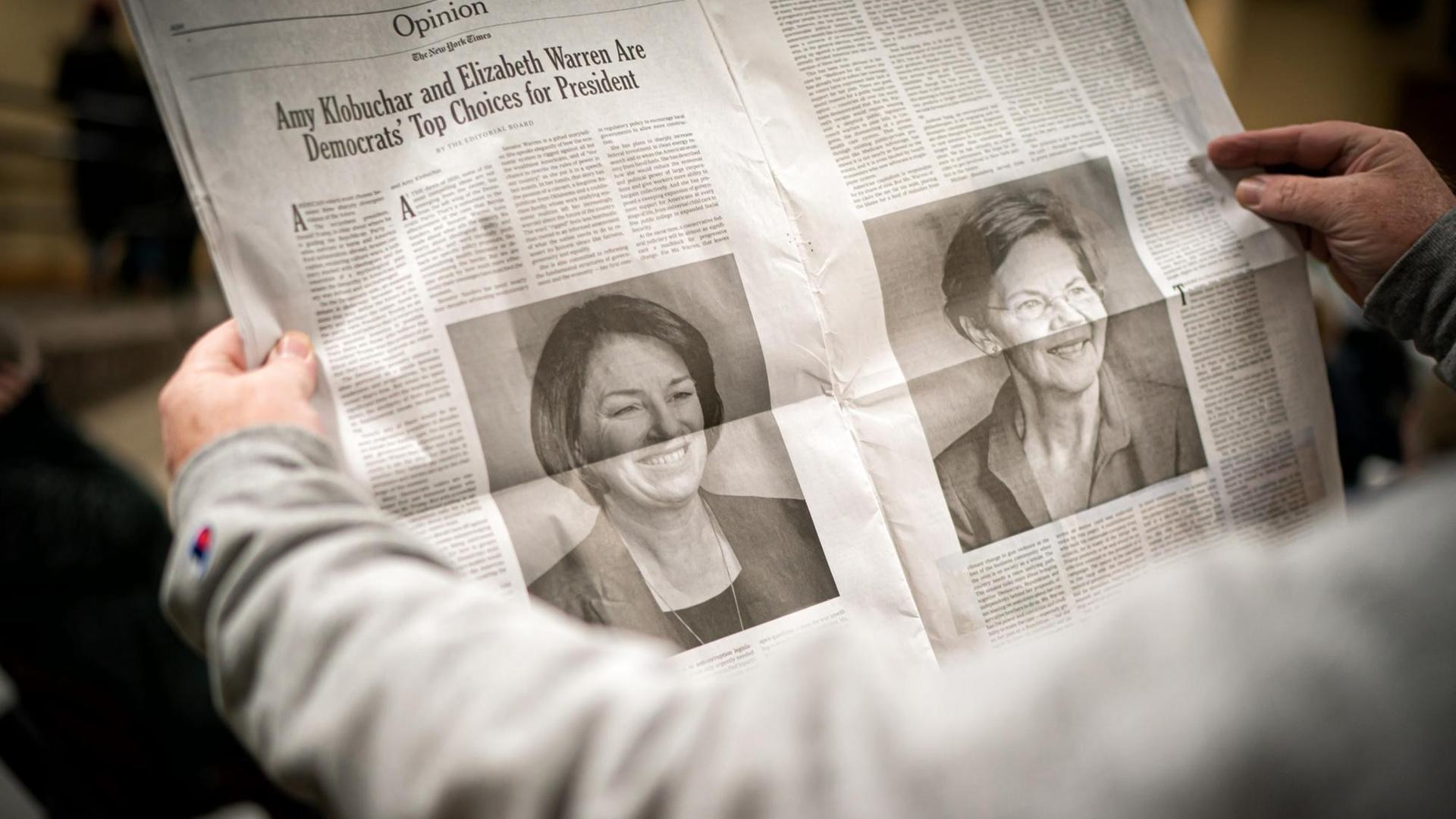 Eine aufgeschlagene Doppelseite der New York Times mit den Portraits der demokratischen Präsidentschaftsbewerberinnen Elizabeth Warren und Amy Klobuchar.