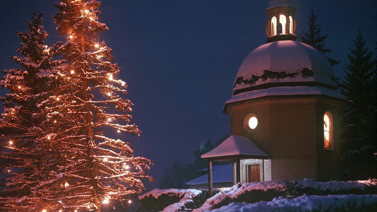 Blick auf die verschneite Stille-Nacht-Kapelle in Oberndorf in Österreich.
