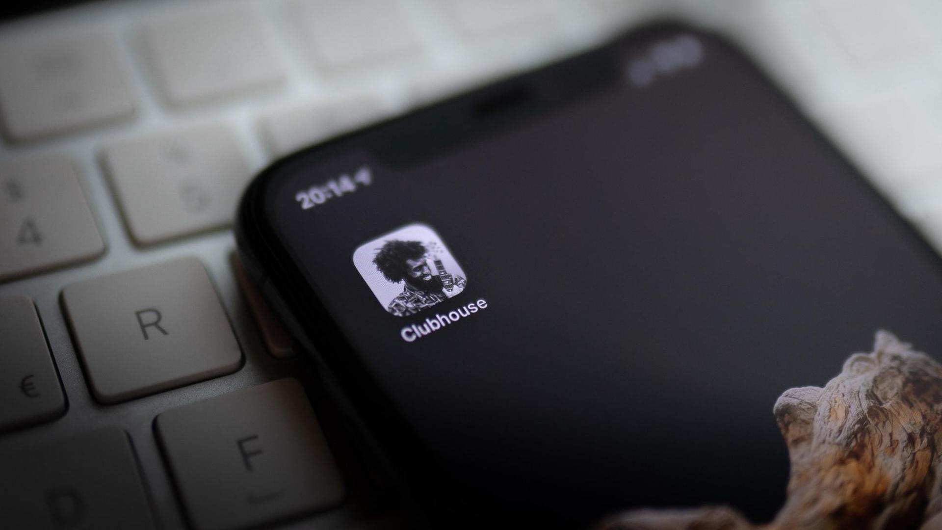 Das Logo der neuen Social-Media-App "Clubhouse" auf dem Display eines iPhones.