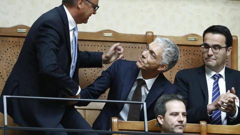 Der wieder gewählte Bundesanwalt Michael Lauber, Mitte, freut sich auf der Tribuene des Nationalrats.