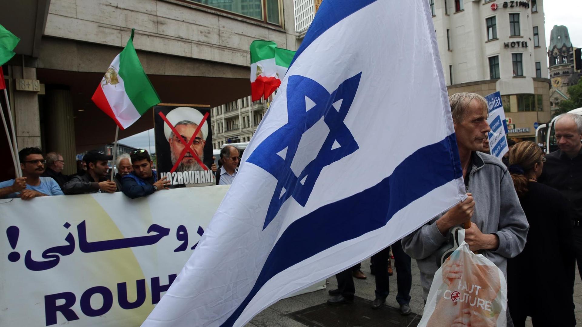 Menschen nehmen am 02.07.2016 auf dem Kurfürstendamm in Berlin an einer Kundgebung gegen den israelfeindlichen Al-Quds-Tag teil