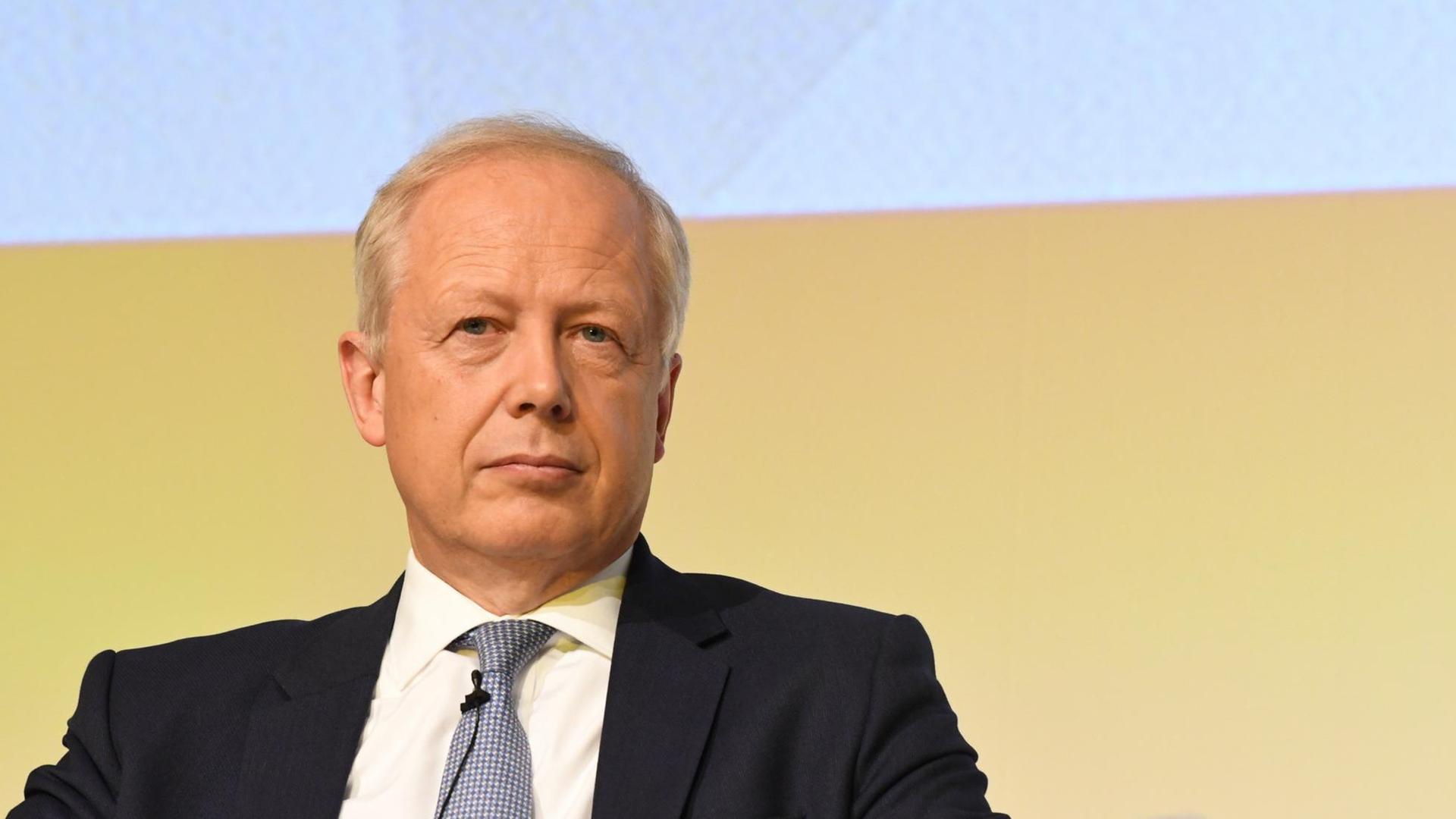Tom Buhrow sitzt auf dem Podium bei einer Veranstaltung der Internationalen Fachmesse für Kabel, Breitband und Satellit.