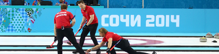 Das deutsche Team steht mit drei Spielern auf dem Eis und verfolgt den Curlingstein beim Spiel gegen Russland. Das deutsche Team steht mit drei Spielern auf dem Eis und verfolgt den Curlingstein beim Spiel gegen Russland.
