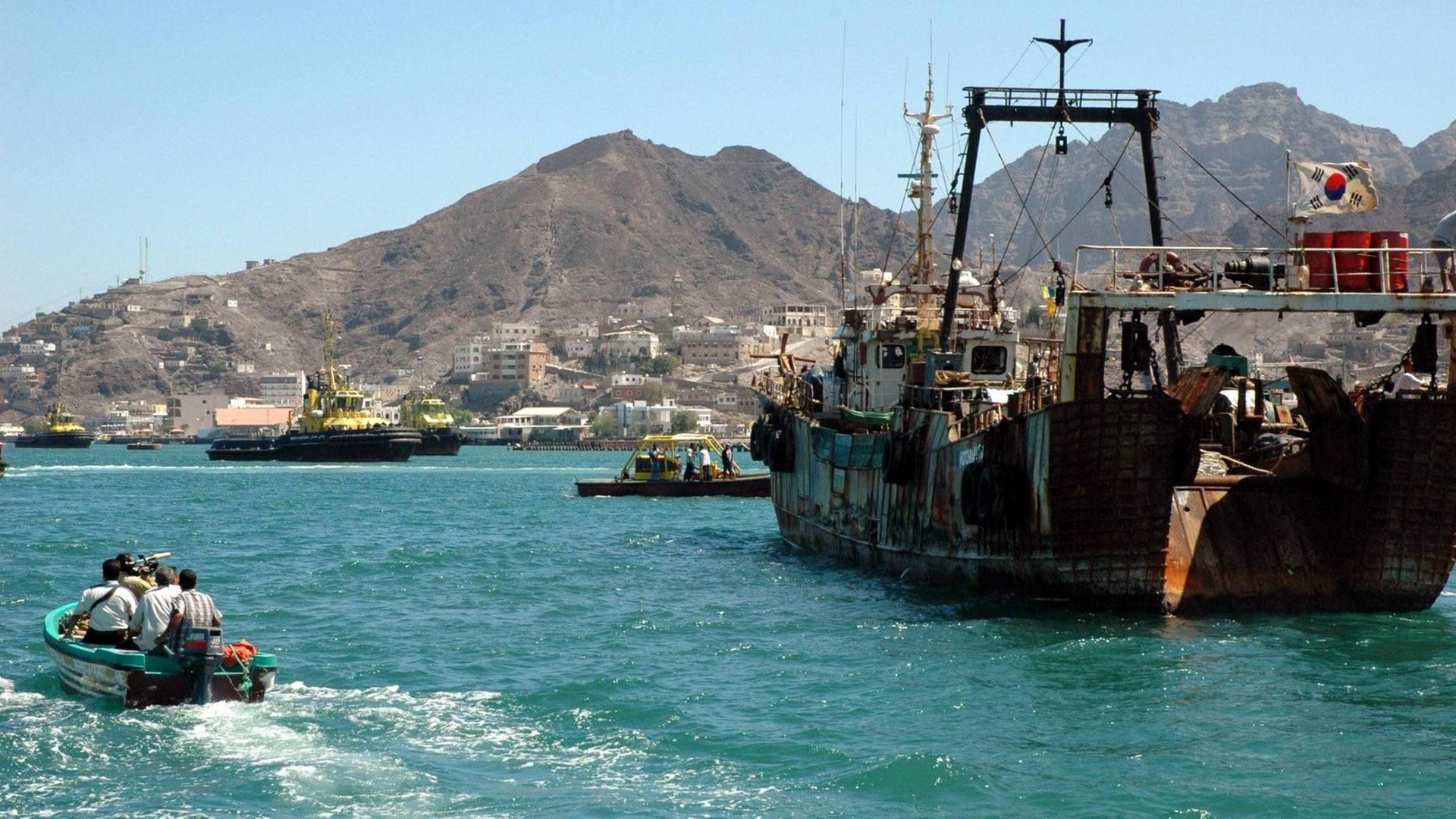 Das Bild zeigt ein südkoreanisches Fischerboot nach der Freilassung aus der Geiselhaft durch Piraten.