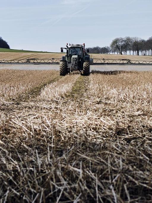 Auf dem Foto sieht man, wie ein Traktor Glyphosat auf einem Feld in Niedersachsen ausbringt