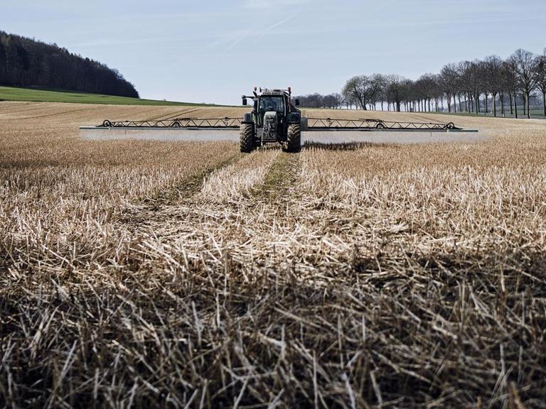 Ein Traktor bringt Glyphosat auf einem Feld in Niedersachsen aus