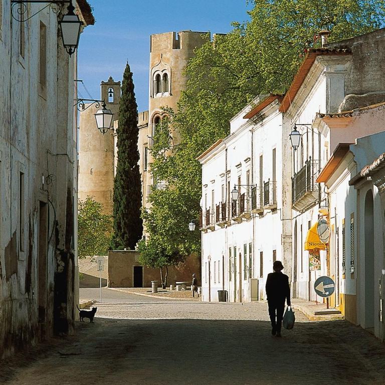 Eine Gasse im Dorf Alvito in Portugal