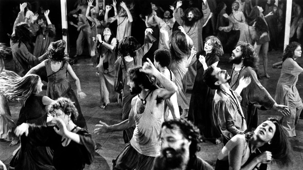 Menschen aus aller Welt tanzen 1981 während der abendlichen Meditationsstunde im Bhagwan-Ashram im indischen Poona