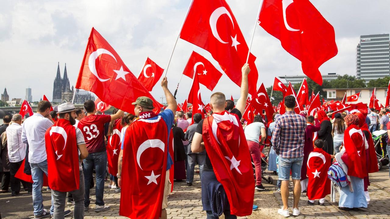 Kundgebung von Türken in Köln gegen den Putschversuch in der Türkei
