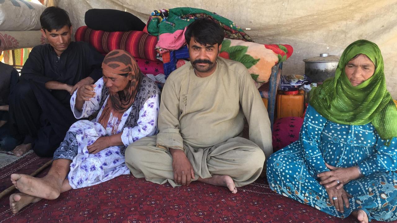 Die Familie von Mohammad Yussuf sitzt auf dem Boden ihres Zeltes 
