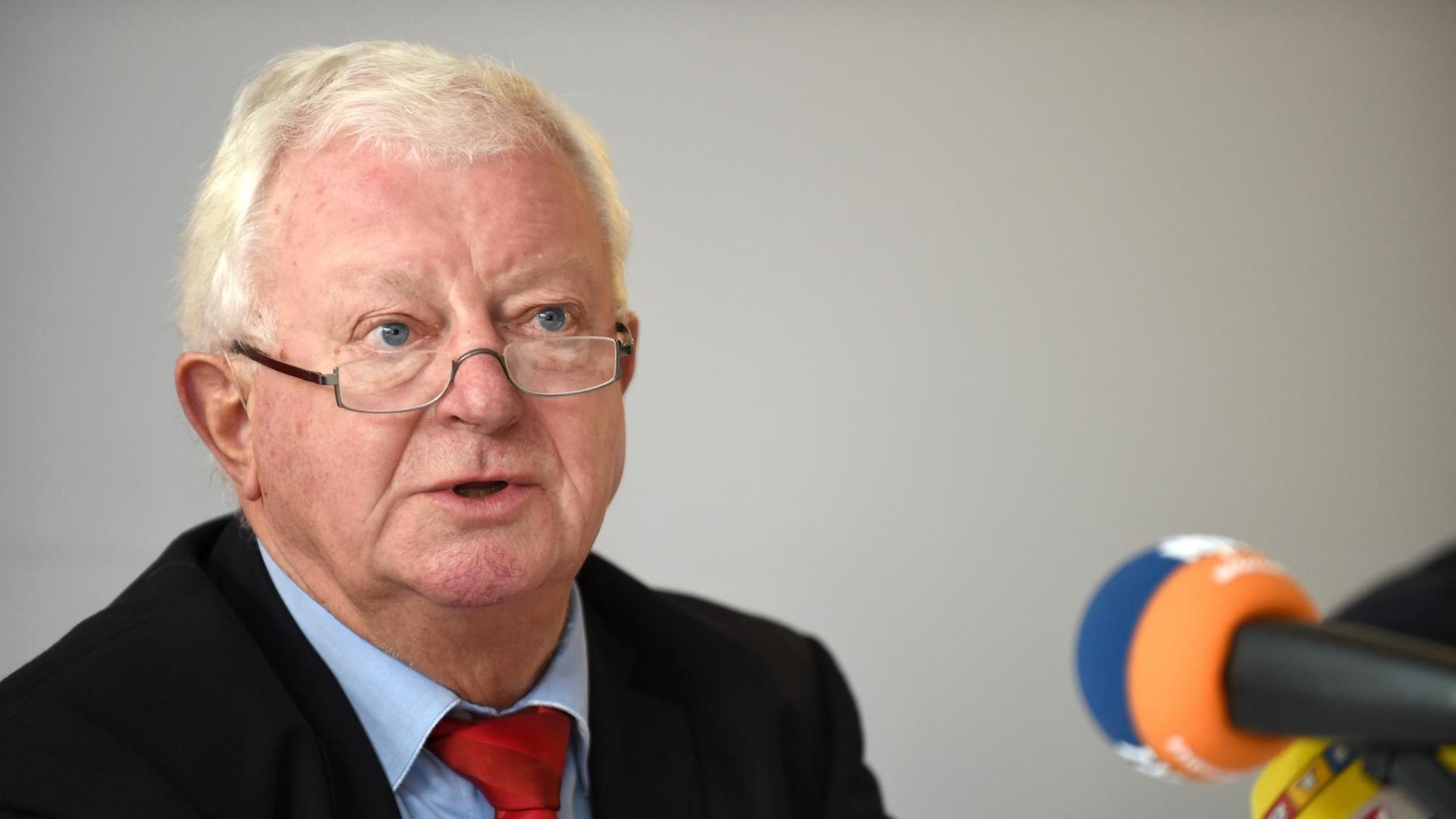 Rudolf Seiters, Präsident des Deutsches Rotes Kreuzes, spricht am 22.09.2015 in der Lützow-Kaserne in Schwanewede (Niedersachsen) während einer Pressekonferenz.
