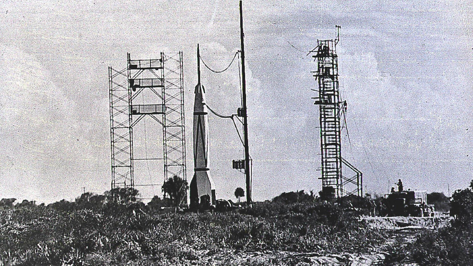 Eine Schwarz-Weiß Fotografie der Rakete, die sich in der Luft befindet.