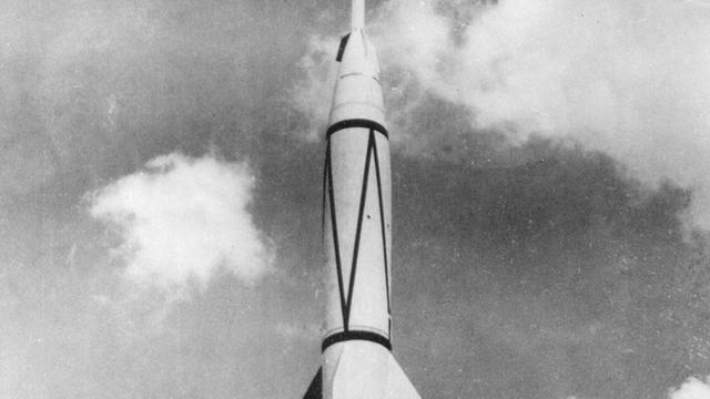 Eine Schwarz-Weiß Fotografie der Rakete, die sich in der Luft befindet.