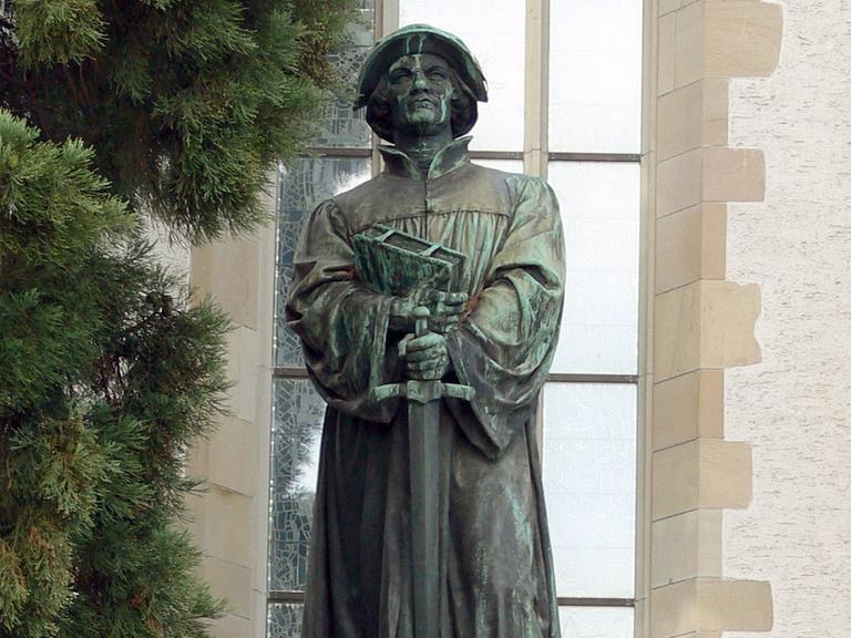 Ein Standbild des Reformators Ulrich Zwingli vor der Wasserkirche in Zürich