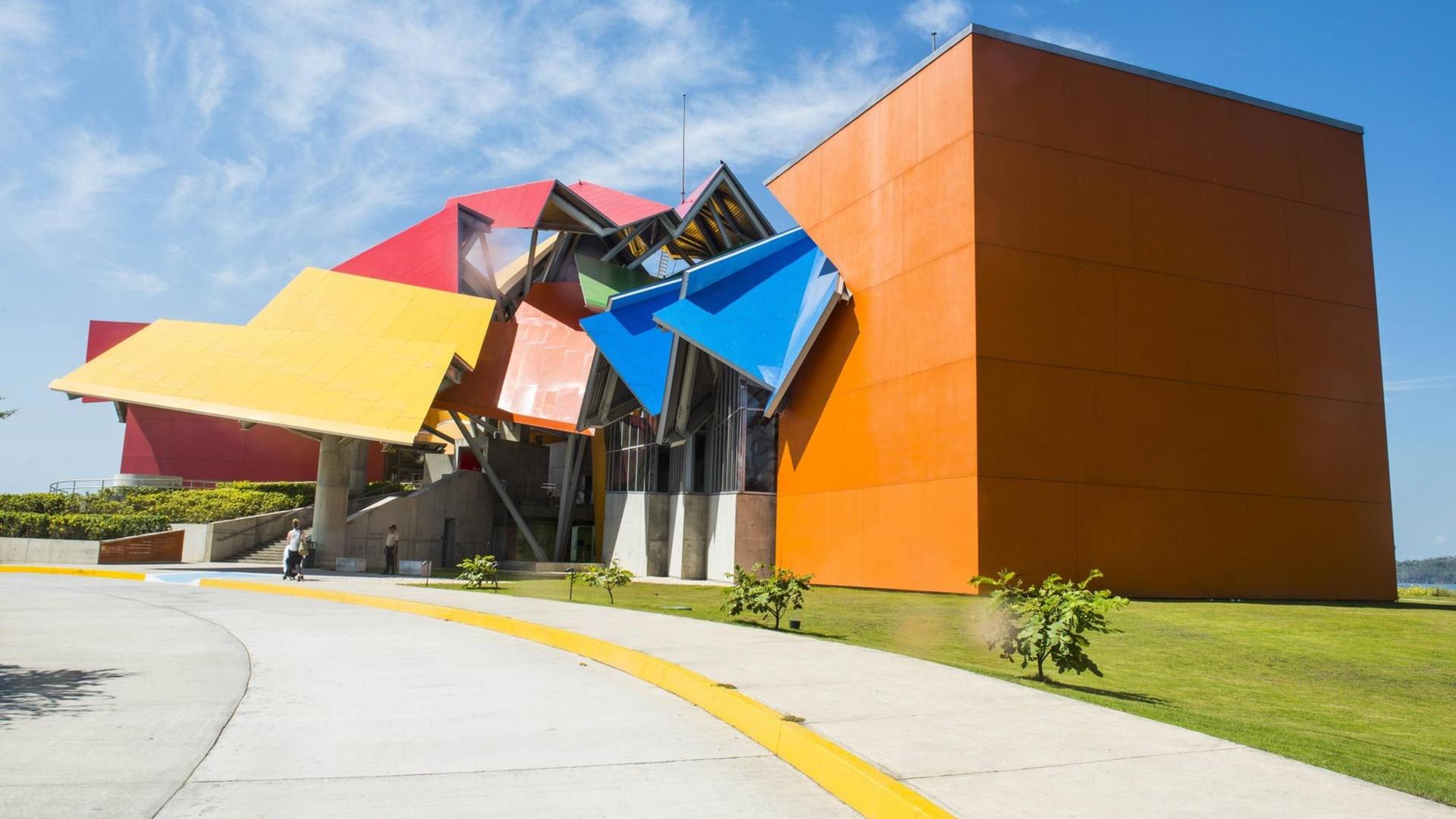 Das Biomuseo von Frank O. Gehry in Panama-Stadt. Ein buntes und architektonisch dekonstruktivistisches Gebäude.