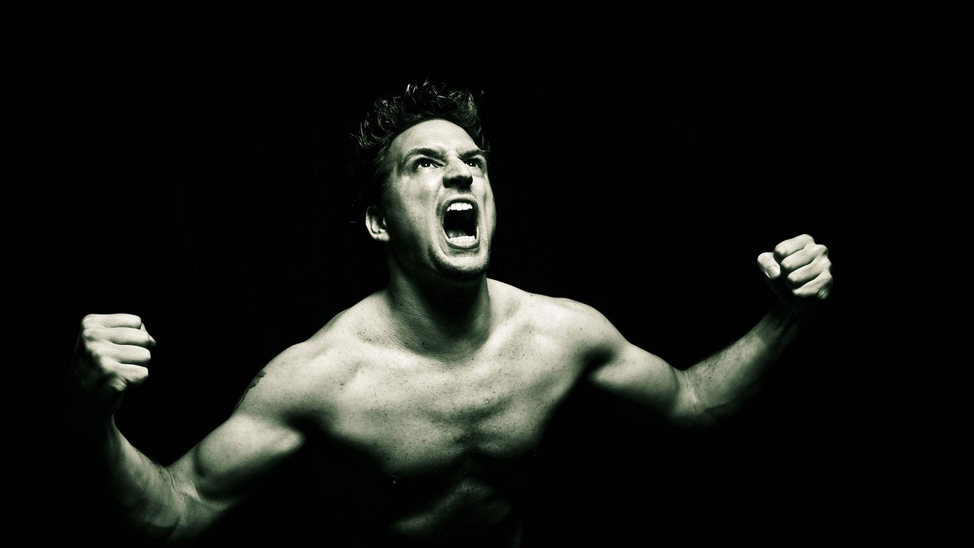 Schreiender, muskulöser Mann mit nacktem Oberkörper