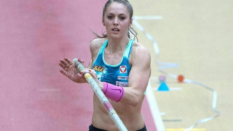 Die österreichische Stabhochspringerin Kira Grünberg bei einem Wettbewerb in Linz am 6. Februar 2015.