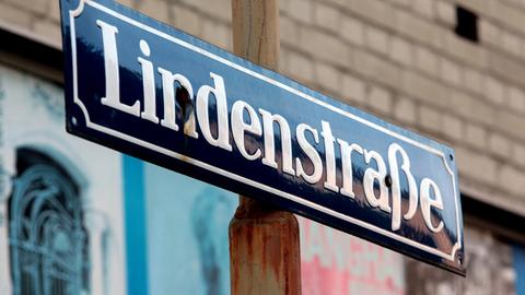 Strassenschild der Lindenstrasse beim Fototermin im Studio der Lindenstrasse zum 25. jaehrigen Jubilaeum der Sendung