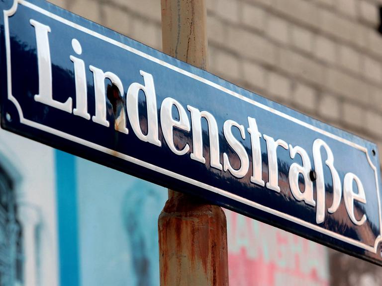 Strassenschild der Lindenstrasse beim Fototermin im Studio der Lindenstrasse zum 25. jaehrigen Jubilaeum der Sendung