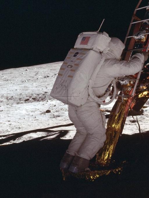 Der Astronaut Edwin E. Aldrin Jr. steigt die Stufen der Mondlandefähre Eagle auf die Mondoberfläche herab