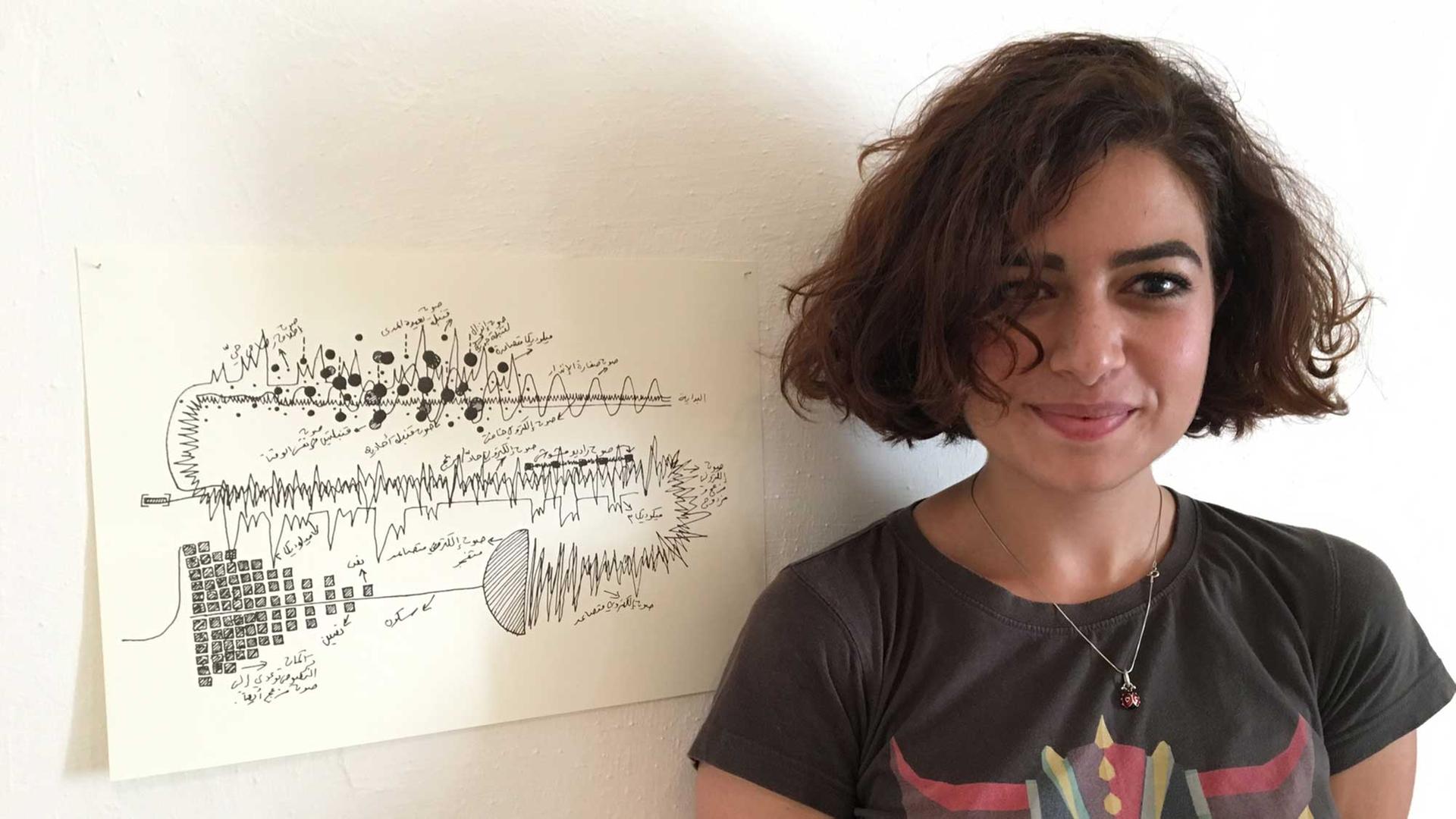Die Musikerin Asma Ghanem vor einer Illustration ihrer Klangkunst im Rahmen des palästinensischen Kunstfestivals "Qalandya International". "Ich war ein Flüchtling" sagt die in Syrien geborene Palästinenserin. Heute lebt sie in Ramallah.