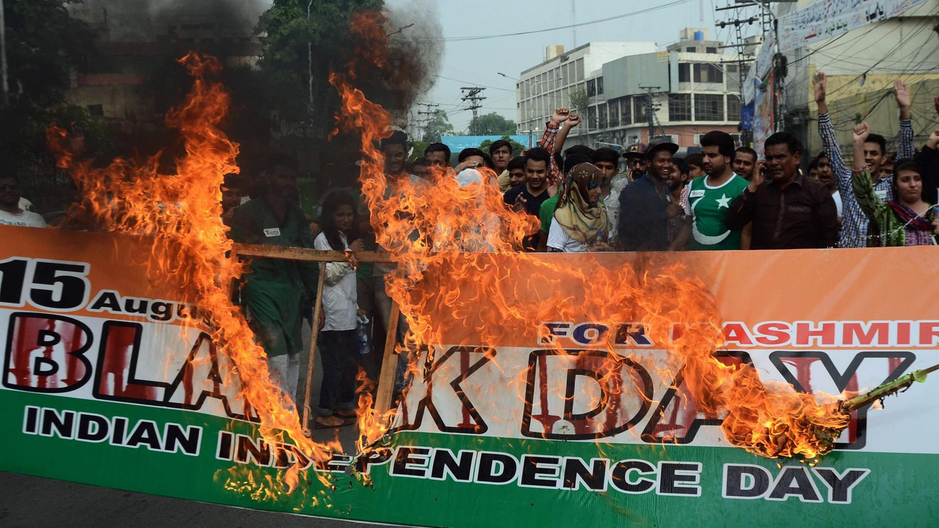 Mitglieder des Youth Forum for Kashmir brennen im August 2017 die indische Nationalflagge ab. Anlass ist der 70. Jahrestag der Unabhängigkeit Pakistans von Indien.