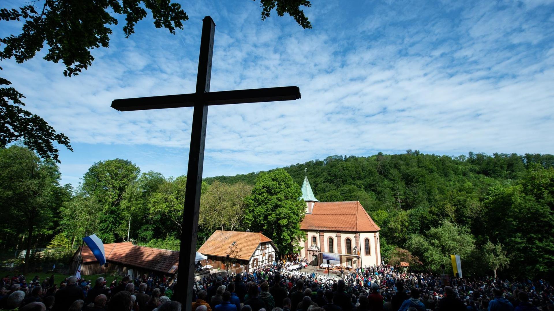 Die Kirche Klüschen Hagis während der Männerwallfahrt im thüringischen Eichsfeld im Jahr 2019