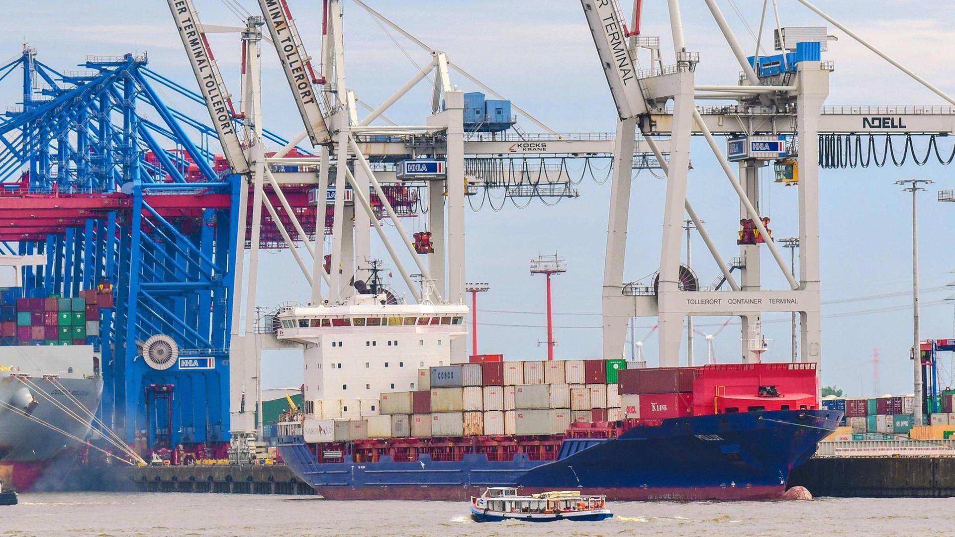 Ein Containerschiff nimmt Ladung auf im Containerhafen in Hamburg