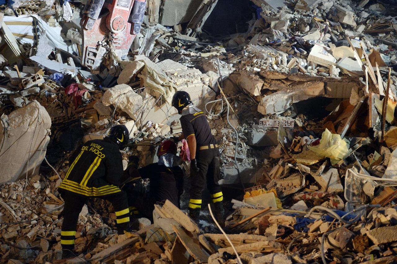 Ein starkes Erdbeben in Mittelitalien am 24.08.2016 forderte zahlreiche Menschenleben. Rettungskräfte suchen am 24.08.2016 in Amatrice (Provinz Rieti) in den Trümmern nach Opfern.