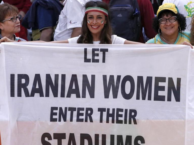 Ein weiblicher Fan der iranischen Volleyball-Mannschaft protestiert für Frauenrechte. 