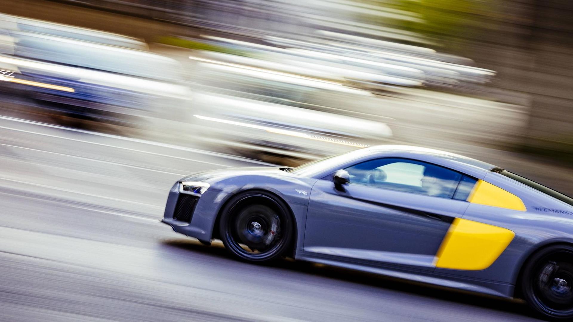 Ein Sportwagen fährt durch die Komödienstraße in Köln, Symbolbild Raser