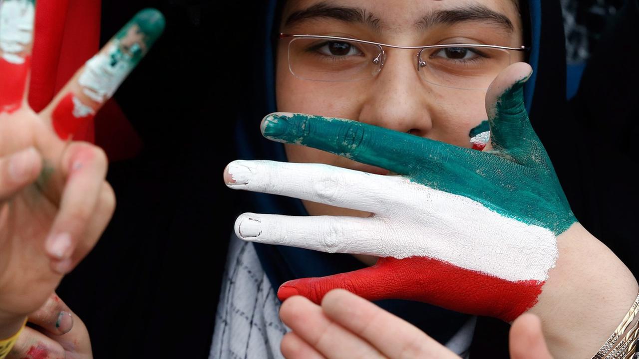 Frau bei einer Kundgebung zum Gedenken an die Islamische Revolution