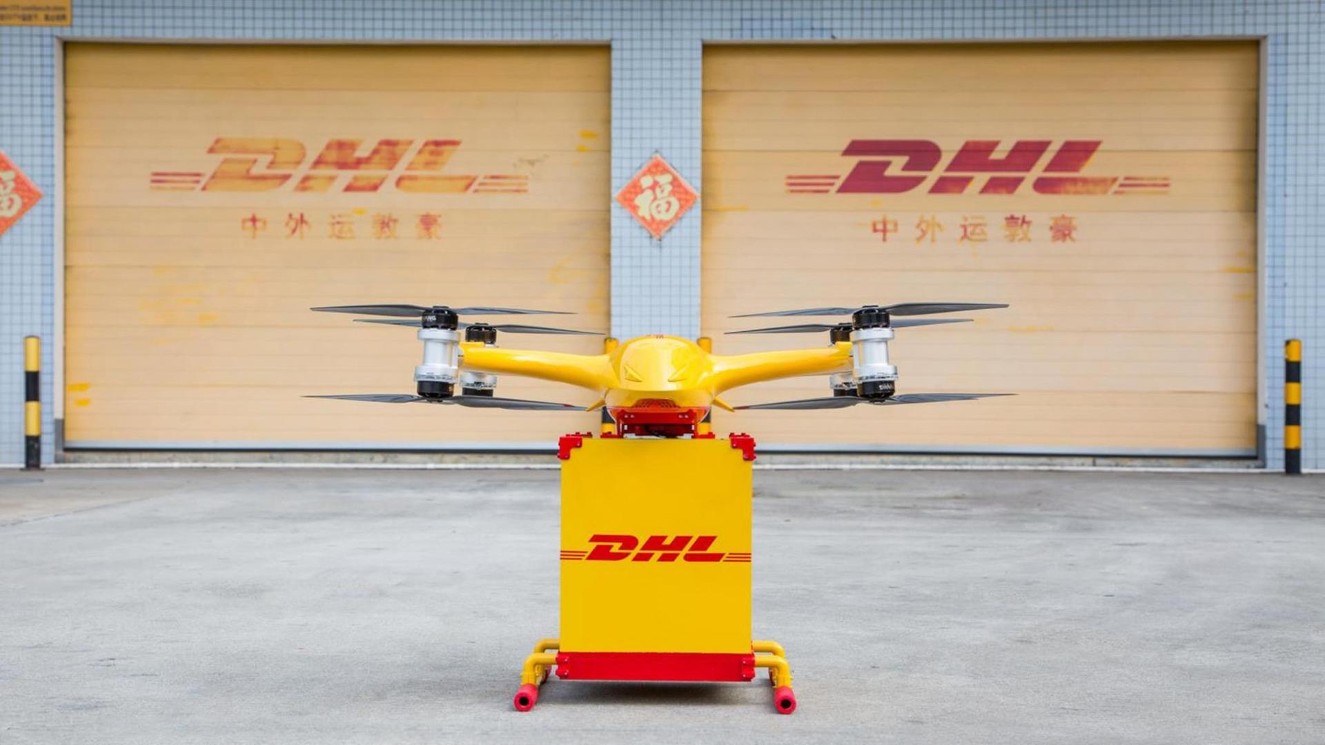 Eine Lieferdrohne mit dem DHL-Logo. Die erste innerstädtische Drohnen-Lieferroute in China ist am 16.05.2019 in der südchinesischen Metropole Guangzhou in Betrieb gegangen. Zwischen zwei Landestationen bringen die Fluggeräte jeweils bis zu fünf Kilogramm schwere Kisten mit Express-Sendungen.