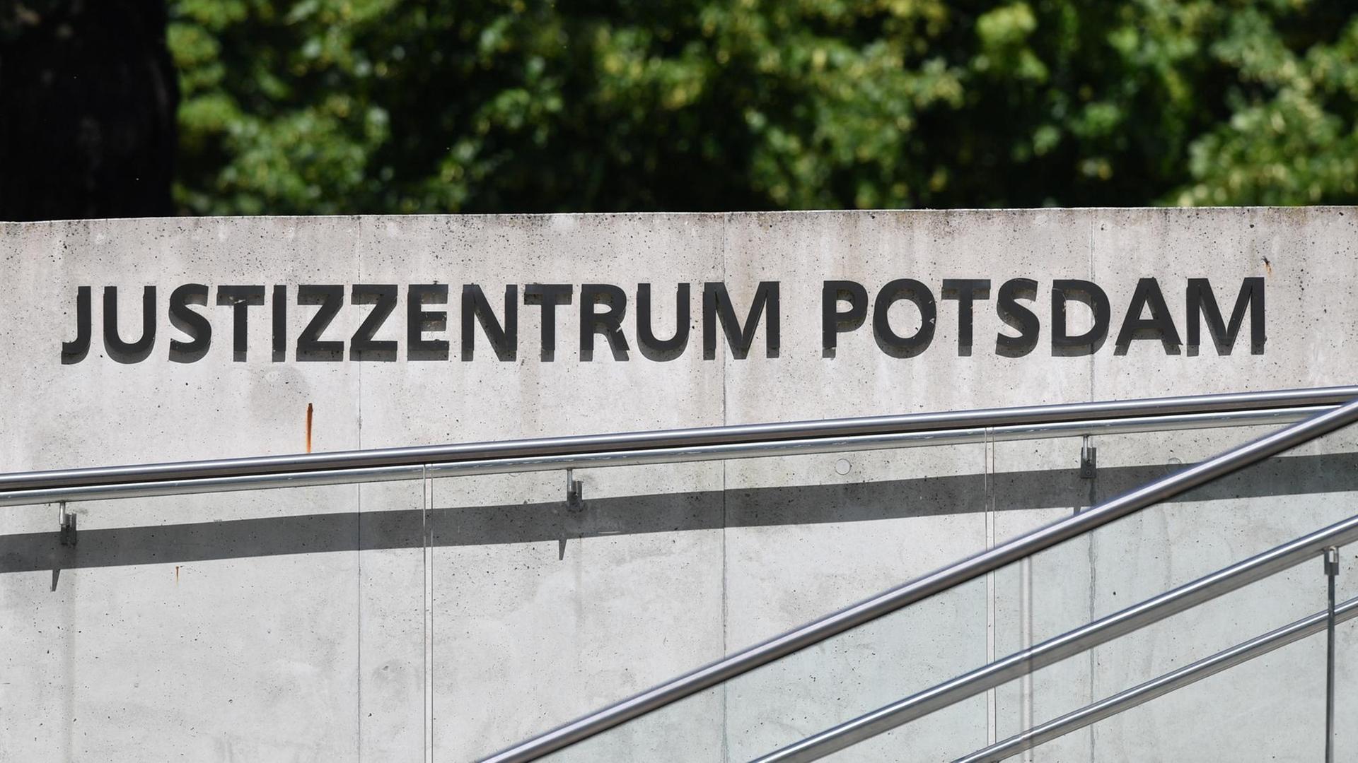 Der Schriftzug des Justizzentrums Potsdam auf einer Mauer. Der Schriftzug des Justizzentrums Potsdam auf einer Mauer.