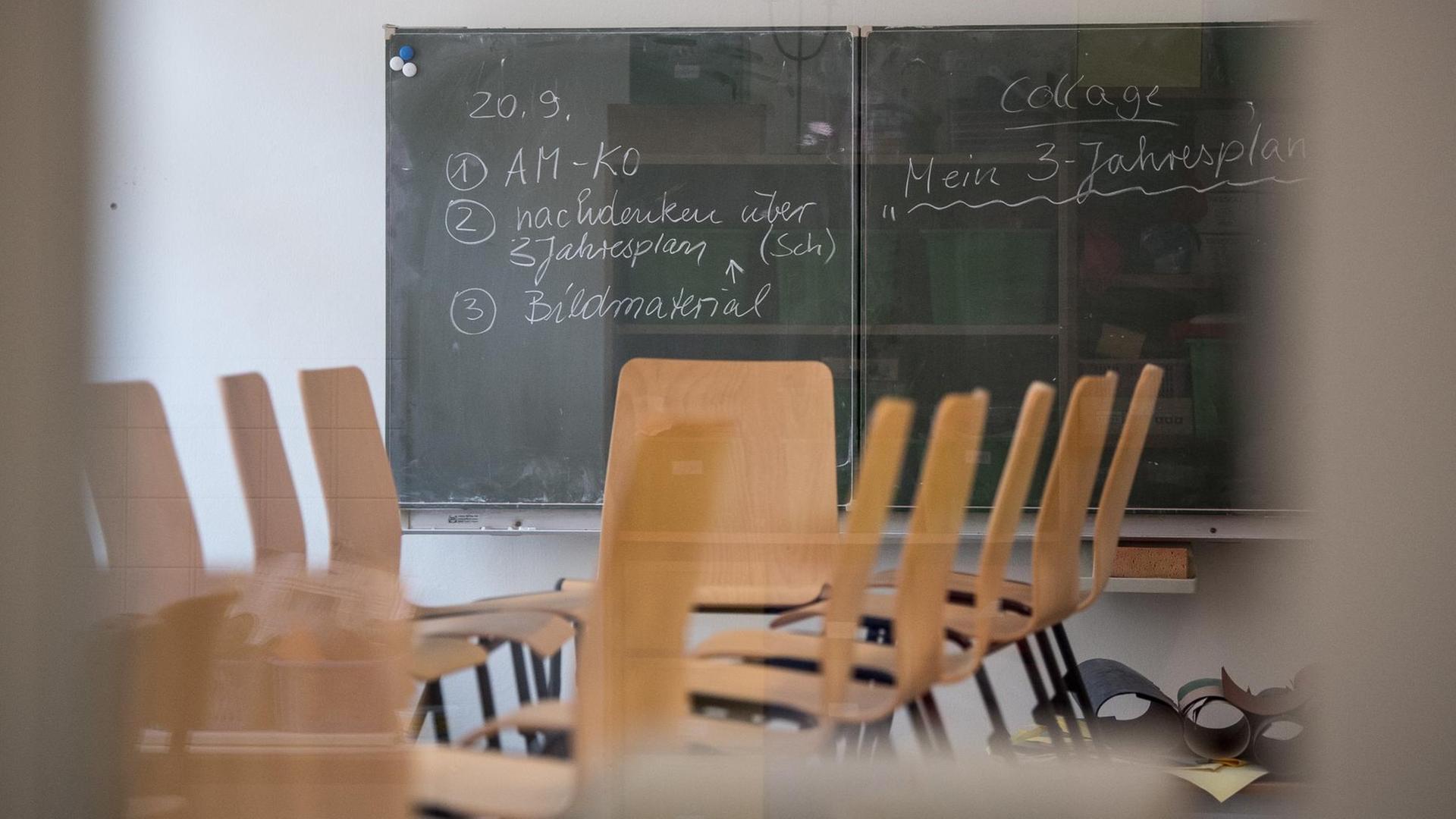 Ein leeres Klassenzimmer in der Carl-Humann-Schule in der Scherenbergstraße in Berlin-Prenzlauer Berg.