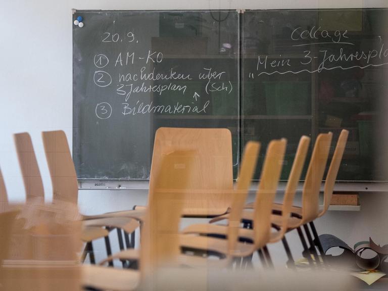 Ein leeres Klassenzimmer in der Carl-Humann-Schule in der Scherenbergstraße in Berlin-Prenzlauer Berg.